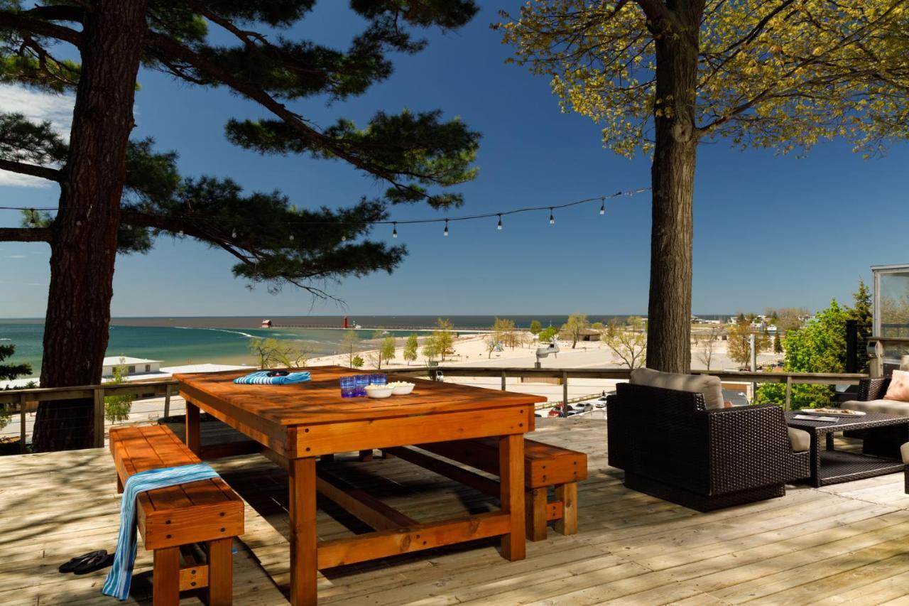 Looking Glass Beachfront Inn Гранд-Гейвен Екстер'єр фото